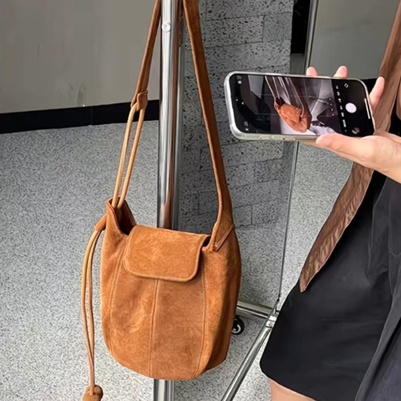 Frosted Suede Bucket Bag Pumpk - مراجعة Interior Design High End وسعره